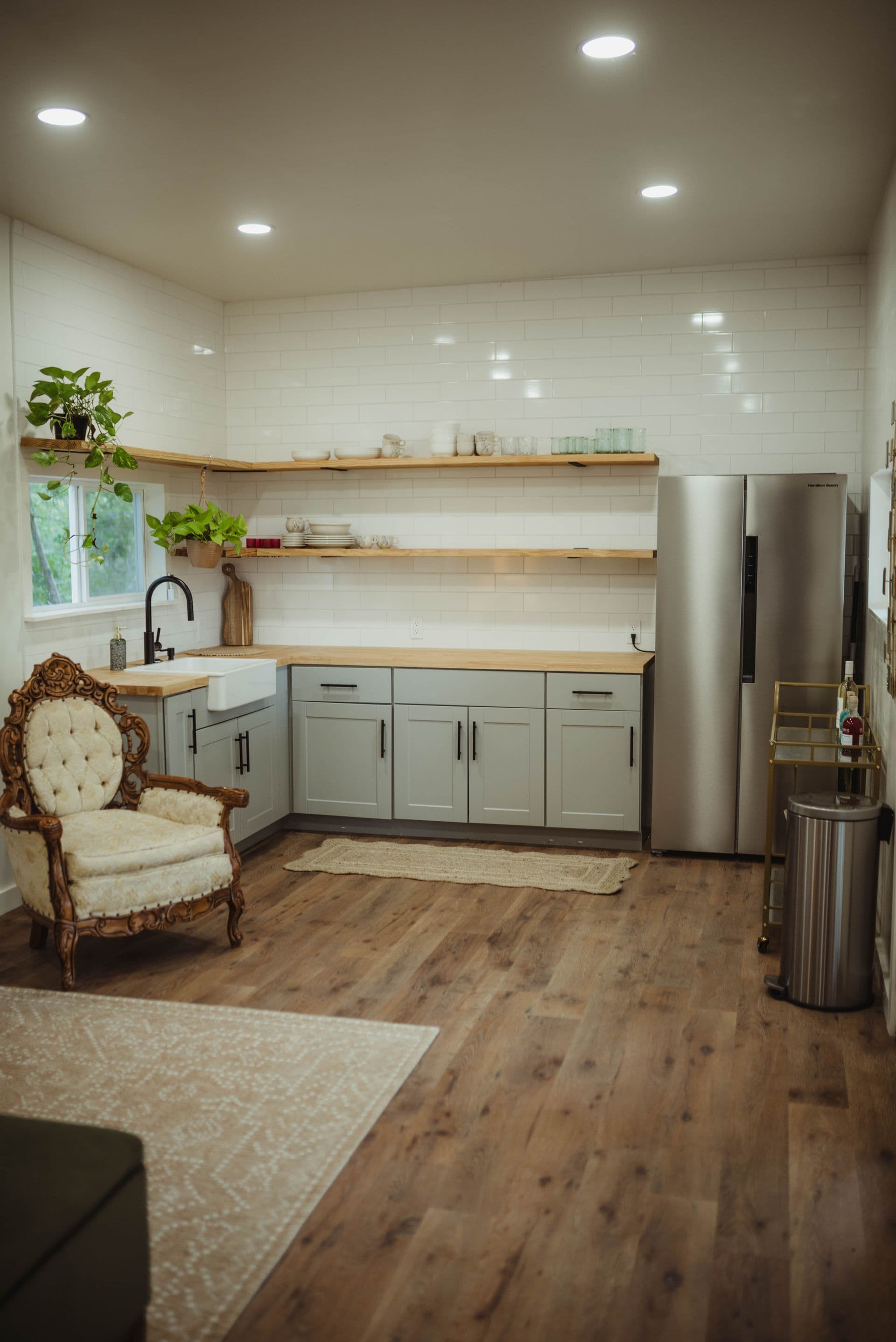 Kitchen and vintage seating in the Evergreen Creek bridal preparation suite
